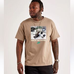 Nike snail graphic tee Sz L
